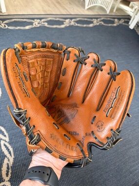 Mizuno Right Handed Throw Baseball Glove